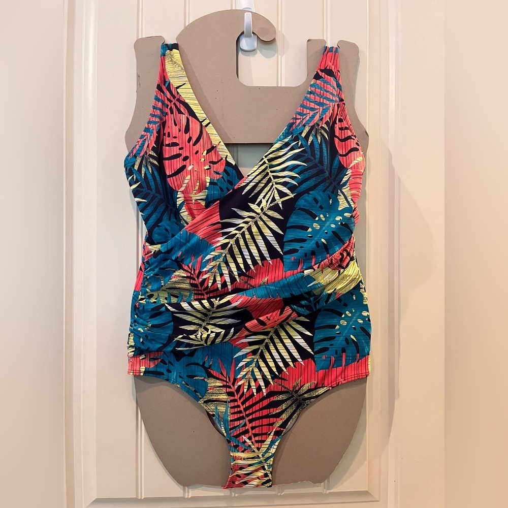 L.L. BEAN Swimsuit Womens Size 16 UPF 50 Flattering Summer Perfect EUC Tropical